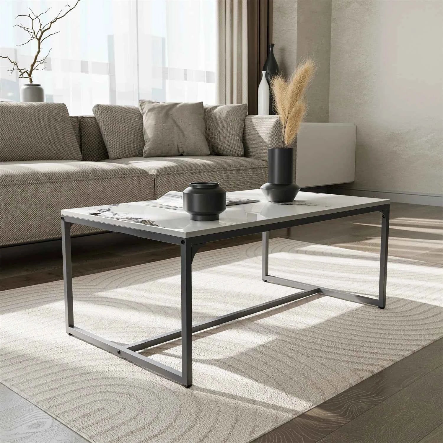 Tavolino da caffè rettangolare con texture di pittura a inchiostro, divano moderno ed elegante, tavolo centrale con piano in pietra sinterizzata, struttura in alluminio