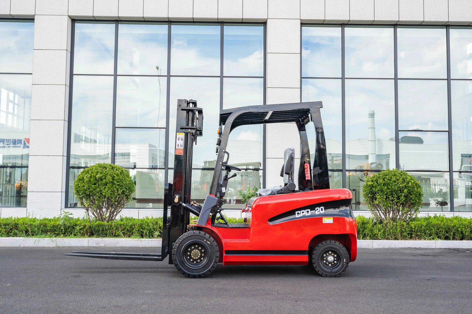 2 Ton Electric Forklift China Factory High-Efficiency Environment Friendly 4 Wheels Energy Saving Battery Forklifts Custom