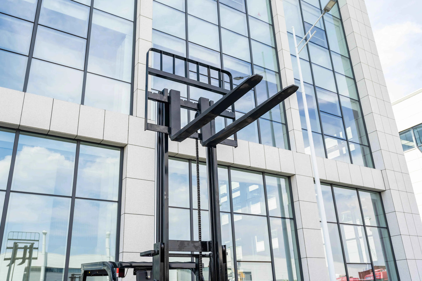 2 Ton Electric Forklift China Factory High-Efficiency Environment Friendly 4 Wheels Energy Saving Battery Forklifts Custom