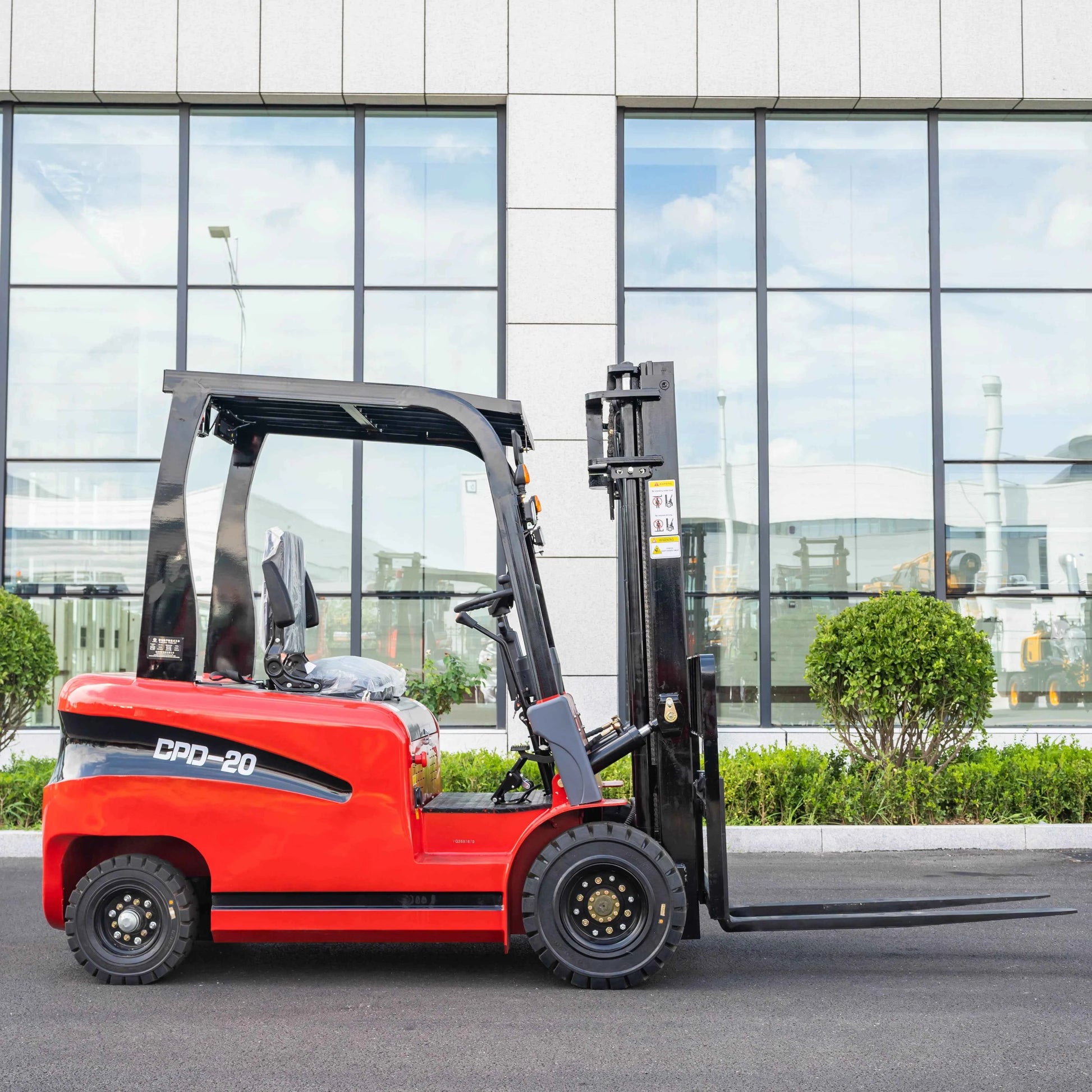 2 Ton Electric Forklift China Factory High-Efficiency Environment Friendly 4 Wheels Energy Saving Battery Forklifts Custom